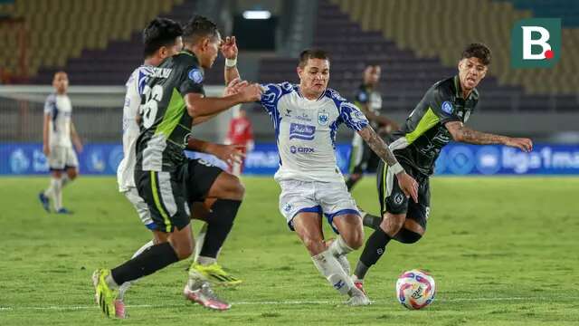Pemain asing PSIS Semarang, Paulo Gali Freitas, mencoba melewati adangan para pemain PSS Sleman saat berjumpa pada pertandingan pekan ke-15 BRI Liga 1 2024/2025 di Stadion Manahan, Solo, Selasa (17/12/2024). (Bola.com/Radifa Arsa)