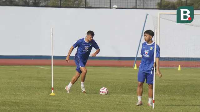 Pemain asing baru Persib Bandung asal Kroasia, Mateo Kocijan sudah terlihat bergabung dalam sesi latihan yang digelar di lapangan SPOrT Jabar, Arcamanik, Bandung, Selasa (9/7/2024). (Bola.com/Erwin Snaz)