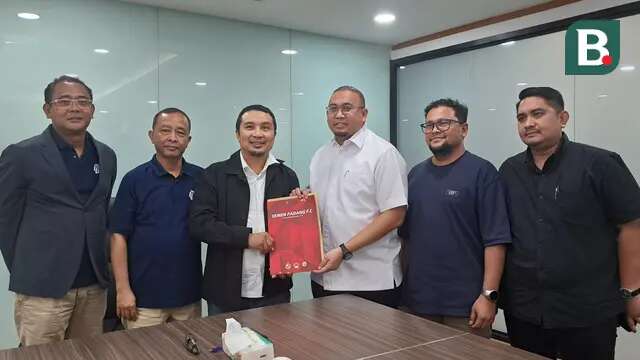 Penasihat Semen Padang, Andre Rosiade, mendatangi Kantor PT LIB di Menara Mandiri 2, Jakarta Pusat, pada Senin (21/4/2025). (Bola.com/Muhammad Adiyaksa)