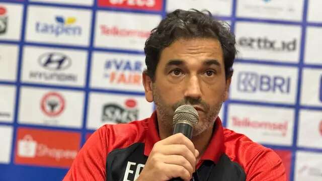 Pelatih Semen Padang, Eduardo Almeida. (Erwin Snaz/Bola.com)
