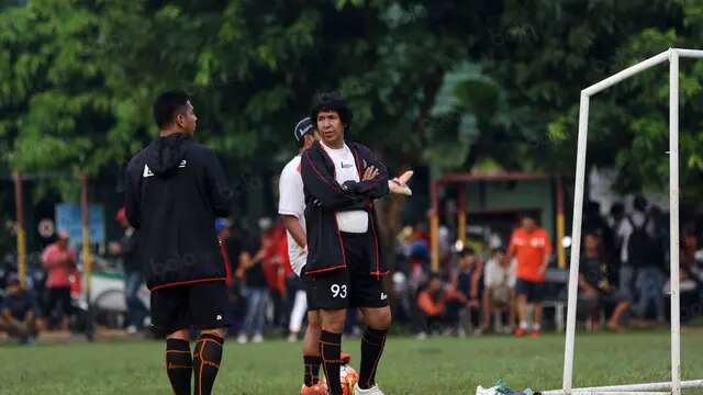 Pelatih Persija Jakarta, Zein Al Hadad. (Bola.com/Nicklas Hanoatubun)
