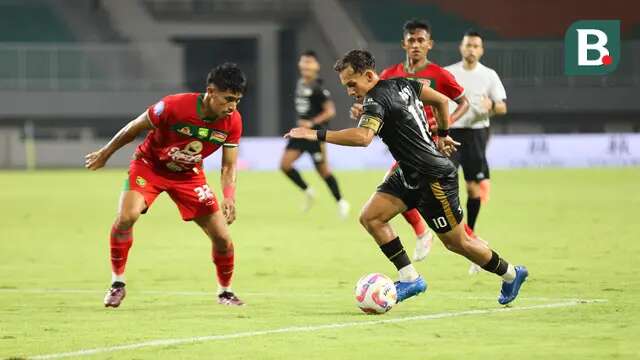 Egy Maulana Vikri (kanan) mencoba melewati Riswan Lauhin dalam pertandingan Dewa United melawan Persebaya Surabaya pada pekan ke-24 BRI Liga 1 di Stadion Pakansari, Kabupaten Bogor, Jumat (21/2/2025) malam WIB. (Bola.com/Abdul Aziz)