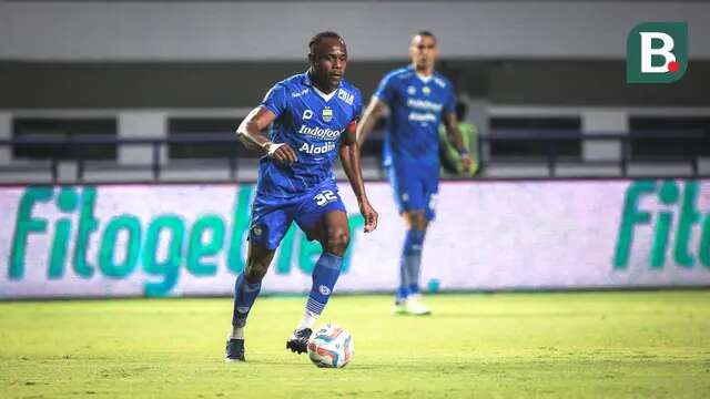 Pemain Persib Bandung, Victor Igbonefo menggiring bola pada laga lanjutan pekan ke-3 BRI Liga 1 2023/2024 antara Persib Bandung melawan Dewa United FC di Stadion Gelora Bandung Lautan Api (GBLA), Bandung, Jumat (14/07/2023). (Bola.com/Bagaskara Lazuardi)
