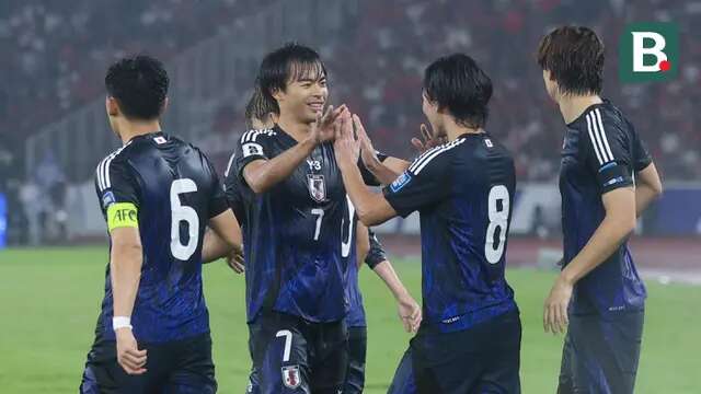 Pemain Timnas Jepang, Kaoru Mitoma, merayakan gol bersama Takumi Minamino saat melawan Timnas Indonesia pada Kualifikasi Piala Dunia 2026 Zona Asia di Stadion Gelora Bung Karno, Senayan, Jakarta, Jumat (15/11/2024) malam WIB. (Bola.com/Abdul Aziz)