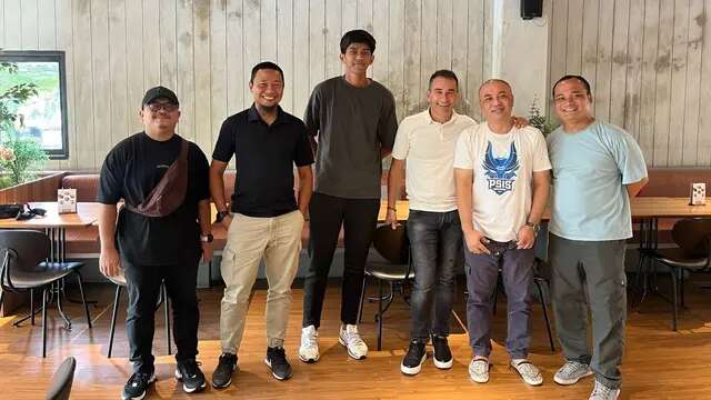 Pelatih Timnas Indonesia, Gerald Vanenburg, mengunjungi PSIS Semarang untuk berjumpa dengan salah satu pemain mudanya, Rahmat Syawal. Pertemuan ini turut didampingi oleh Direktur Utama, Agung Buwono, dan caretaker PSIS, Muhammad Ridwan. (Bola.com/Radifa Arsa)