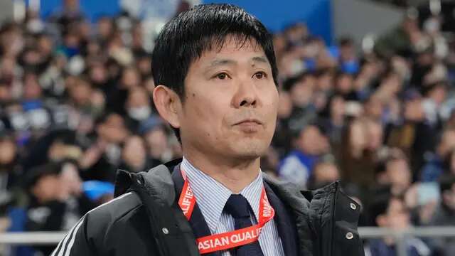 Pelatih Timnas Jepang, Hajime Moriyasu, berdiri saat menyanyikan lagu kebangsaan mereka sebelum dimulainya pertandingan kualifikasi Piala Dunia antara Jepang dan Bahrain di Stadion Saitama di Saitama, Jepang, Kamis, 20 Maret 2025. (Foto AP/Eugene Hoshiko)