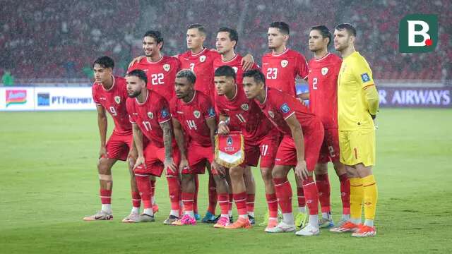 Pemain Timnas Indonesia, Kevin Diks (kedua kanan) berfoto bersama dengan para starting XI saat laga lanjutan putaran ketiga Grup C Kualifikasi Piala Dunia 2026 melawan Jepang di Stadion Utama Gelora Bung Karno (SUGBK), Senayan, Jakarta, Jumat (15/11/2024). (Bola.com/Bagaskara Lazuardi)