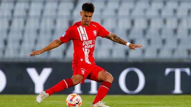 Aksi bek tengah keturunan Indonesia milik FC Twente, Mees Hilgers (paling kiri) di laga leg pertama Kualifikasi Ketiga UEFA Conference League melawan Cukaricki pada 6 Agustus 2022 lalu. (Dok. Instagram Mees Hilgers)