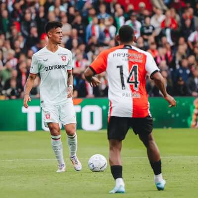 Pemain FC Twente, Mees Hilgers pada pertandingan kontra Feyenoord di ajang Liga Belanda 2024/2025. (X/FC Twente)
