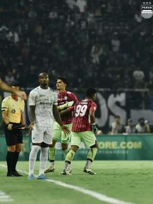 Kiper muda Persib Bandung, Sheva Sanggasi, menjalani debut bersama timnya saat bersua Persebaya Surabaya pada laga pekan ke-25 BRI Liga 1 di Stadion Gelora Bung Tomo, Surabaya, Sabtu (02/03/2025) malam WIB. Sayangnya pada duel tersebut, Sheva kebobolan tiga gol dan Persib Bandung kalah 1-4 dari Persebaya. (dok. Persib Bandung)