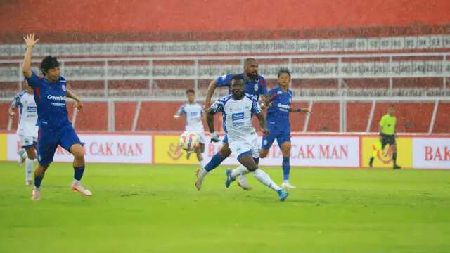 Pemain PSIS Semarang saat menghadapi Arema FC pada laga pekan ke-24 BRI Liga 1 2024/2025 di Stadion Gelora Soeprijadi, Blitar, Senin (24/2/2025) sore WIB. Dalam duel itu, PSIS bermain imbang 2-2 kontra Arema. (dok. PSIS Semarang)