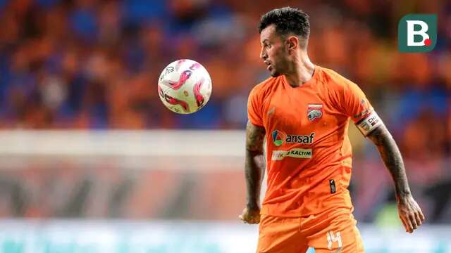 Kapten tim Borneo FC, Stefano Lilipaly menguasai bola saat menghadapi pemain Madura United pada laga leg kedua semifinal Championship Series BRI Liga 1 2023/2024 di Stadion Batakan, Balikpapan, Kalimantan Timur, Minggu (19/5/2024). (Bola.com/Bagaskara Lazuardi)