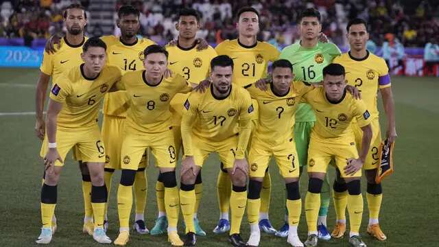 Para pemain starting XI Timnas Malaysia berfoto sebelum dimulainya laga kedua Grup E Piala Asia 2023 menghadapi Bahrain di Jassim bin Hamad Stadium, Al Rayyan, Qatar, Sabtu (20/1/2024) sore waktu setempat. (AP Photo/Thanassis Stavrakis)