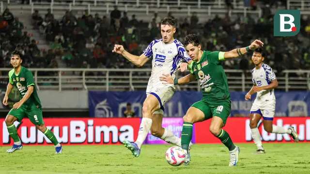 Gelandang serang Persebaya, Bruno Moreira (kanan), berduel dengan bek PSIS, Joao Ferarri, pada lanjutan BRI Liga 1 2024/2025 di Stadion Gelora Bung Tomo, Surabaya, Rabu (12/3/2025) malam WIB. (Bola.com/Aditya Wany)