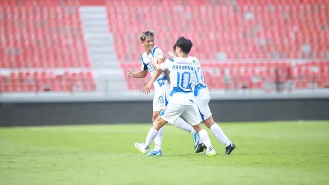Selebrasi Alfeandra Dewangga usai mencetak gol lewat tendangan jarak jauh ke gawang Arema FC dalam laga lanjutan BRI Liga 1 2023/2024 di Stadion Kapten I Wayan Dipta, Gianyar, Senin (5/2/2024) sore WIB. (Dok. PSIS Semarang)