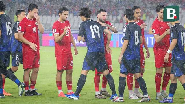 Pemain Timnas Indonesia, Calvin Verdonk (tengah kanan) bersalaman dengan pemain Jepang, Koki Ogawa pada laga lanjutan putaran ketiga Grup C Kualifikasi Piala Dunia 2026 di Stadion Utama Gelora Bung Karno (SUGBK), Senayan, Jakarta, Jumat (15/11/2024). (Bola.com/Bagaskara Lazuardi)