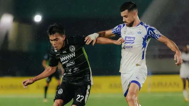 Aksi Paulo Sitanggang dalam laga PSS Sleman kontra PSIS Semarang di Stadion Manahan, Selasa (17/12/2024). (Dok. PSS Sleman).