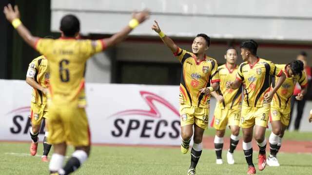 Pemain Mitra Kukar, Achmad Faris, merayakan gol yang dicetak nya ke gawang Bhayangkara FC pada laga Piala Presiden 2019 di Stadion Patriot, Jawa Barat, Senin (11/3). Bhayangkara FC menang 2-1 atas Mitra Kukar. (Bola.com/M Iqbal Ichsan)