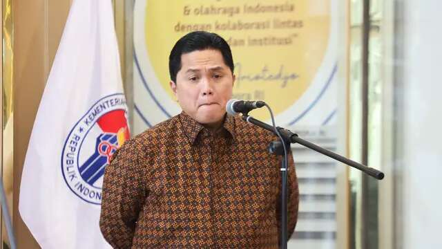 Ketua Umum PSSI Erick Thohir usai mendampingi pelatih Timnas Indonesia Patrick Kluivert beraudiensi dengan Menteri Pemuda dan Olahraga (Menpora) Dito Ariotedjo serta Wamenpora Taufik Hidayat di Gedung Kemenpora, Senayan, Jakarta, Senin (13/1/2025) sore WIB. (Bola.com/Abdul Aziz)