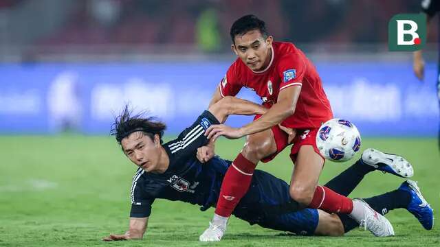 Pemain Timnas Indonesia, Rizky Ridho, berebut bola dengan pemain Jepang, Junya Ito pada Kualifikasi Piala Dunia 2026 Zona Asia di Stadion Gelora Bung Karno, Senayan, Jakarta, Jumat (15/11/2024) malam WIB. (Bola.com/Bagaskara Lazuardi)