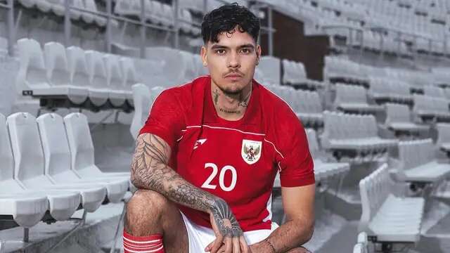 Shayne Pattynama dengan balutan jersey anyar Timnas Indonesia yang diluncurkan, Kamis (23/1/2025). (Dok. Erspo)