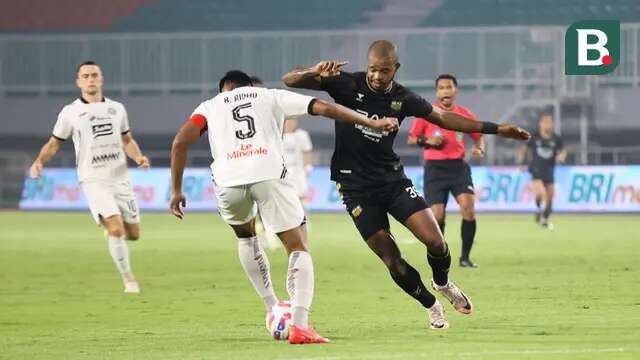 Striker Dewa United, Alex Martins mencoba melewati bek andalan Persija Jakarta, Rizky Ridho dalam laga lanjutan BRI Liga 1 2024/2025 di Stadion Pakansari, Bogor, Sabtu (8/2/2025) malam WIB. (Bola.com/Abdul Aziz)