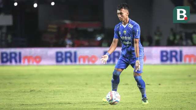 Pemain Persib Bandung, Kakang Rudianto pada laga lanjutan pekan ke-3 BRI Liga 1 2023/2024 antara Persib Bandung melawan Dewa United FC di Stadion Gelora Bandung Lautan Api (GBLA), Bandung, Jumat (14/07/2023). (Bola.com/Bagaskara Lazuardi)