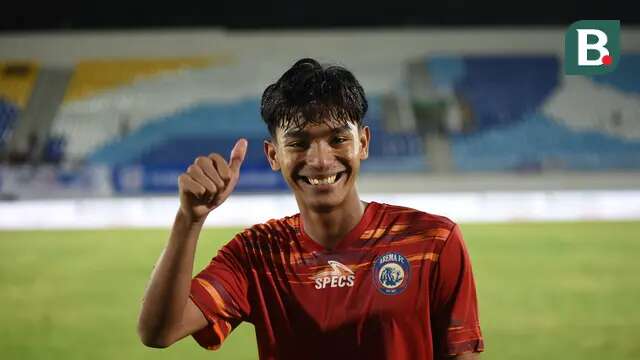 Pemain Timnas Indonesia U-17, Evandra Florasta, saat membela Arema All Stars di Stadion Kanjuruhan, Kamis (8/5/2025). (Bola.com/Iwan Setiawan)