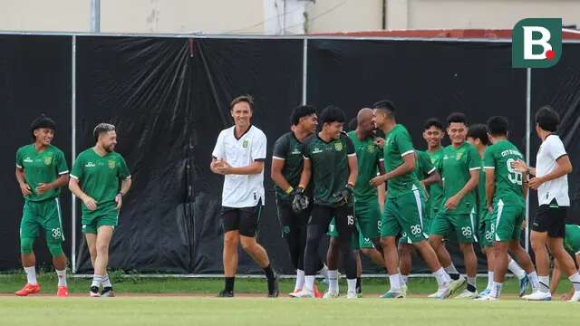 Setelah diperkenalkan sebagai nahkoda baru Persebaya Surabaya, Paul Munster langsung memimpin latihan perdana di Lapangan Thor, Surabaya, Kamis (4/1/2024) sore WIB. (Bola.com/Wahyu Pratama)