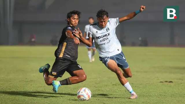 Pemain Dewa United, Ady Setiawan, berebut bola dengan pemain Persita Tangerang, Esal Sahrul, pada laga BRI Liga 1 di Stadion Indomilk Arena, Tangerang, Kamis (27/3/2024). Dewa United menang dengan skor telak 4-1. (Bola.com/M Iqbal Ichsan)