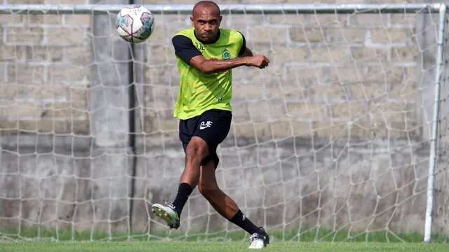 Bek Persikabo 1973, Ronny Beroperay. (Bola.com/Nandang Permana)