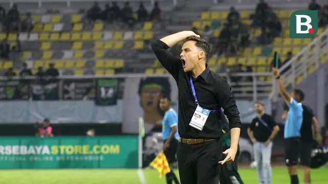 Pelatih Persebaya Surabaya, Paul Munster saat laga melawan Madura United di Stadion Gelora Bung Tomo, Surabaya, Rabu (14/3/2024). (Bola.com/Aditya Wany)