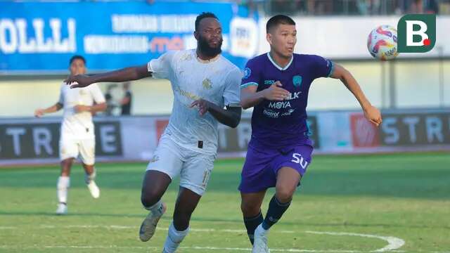 Pemain Persita Tangerang, Tamirlan Kozubaev (kanan) berebut bola dengan pemain Arema FC, Charles Lokolingoy dalam laga lanjutan BRI Liga 1 2024/2025 di Indomilk Arena, Tangerang, Minggu (20/04/2025) WIB. (Bola.com/M Iqbal Ichsan)