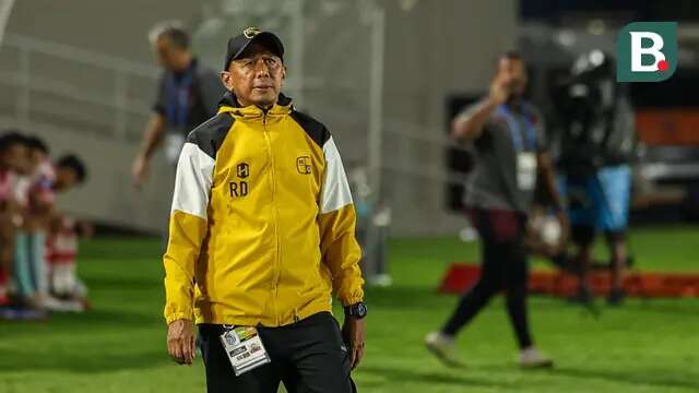 Pelatih Barito Putera, Rahmad Darmawan, saat mendampingi perjuangan anak asuhnya melawan Persis Solo pada laga pekan ke-28 BRI Liga 1 2023/2024 di Stadion Manahan, Solo, Sabtu (9/3/2024). (Bola.com/Radifa Arsa)