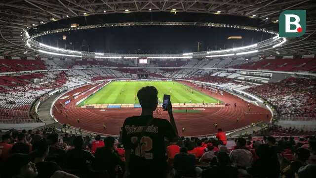 Seorang pendukung Persija Jakarta mengabadikan momen menggunakan gawainya sebelum laga terakhir BRI Liga 1 2022/2023 antara Persija Jakarta melawan PSS Sleman di Stadion Utama Gelora Bung Karno (SUGBK), Senayan, Jakarta, Sabtu (15/04/2023). (Bola.com/Bagaskara Lazuardi)