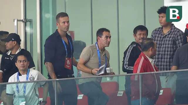 Pelatih Timnas Indonesia U-23, Gerald Vanenburg menyaksikan langsung laga Persija Jakarta Vs Persebaya Surabaya dalam lanjutan BRI Liga 1 2024/2025 di Stadion Utama Gelora Bung Karno, Sabtu (12/4/2025). (Bola.com/Muhammad Iqbal Ichsan).