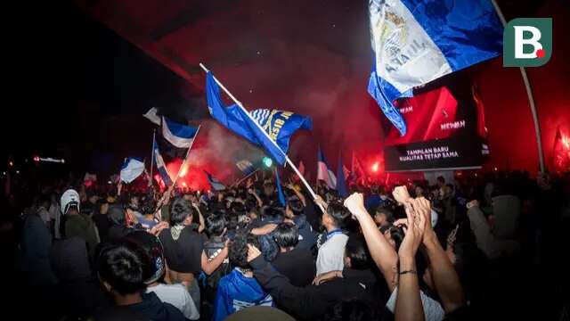 Bobotoh merayakan gelar juara BRI Liga 1 2024/2025 yang diraih Persib di beberapa sudut kota Bandung. (Bola.com/Erwin Snaz)