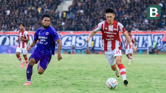 Pemain asing Persis Solo, Sho Yamamoto, berusaha untuk melepaskan diri dari kawalan pemain Persita Tangerang pada laga pekan ke-33 BRI Liga 1 2023/2024 yang berlangsung di Stadion Manahan, Solo, Jumat (26/4/2024). (Bola.com/Radifa Arsa)