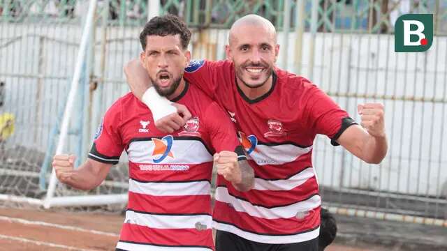 Iran Junior (kiri) dan Youssef Ezzejjari merayakan gol Madura United ke gawang Borneo FC pada pekan 32 BRI Liga 1 2024/2025 di Stadion Gelora Bangkalan, Sabtu (10/5/2025) sore WIB.