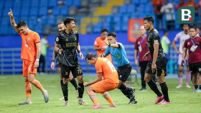 Wasit utama Naufal Adya memberikan hadiah penalti kepada Borneo FC saat pertandingan leg kedua semifinal championship series BRI Liga 1 2023/2024 melawan Madura United di Stadion Batakan, Balikpapan, Kalimantan, Minggu (19/05/2024). (Bola.com/Bagaskara Lazuardi)