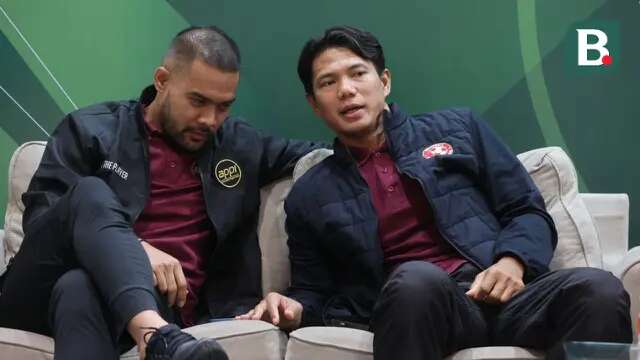 Perwakilan pemain, Andritany Ardhiyasa (kiri) dan Ahmad Jufrianto dalam diskusi Asosiasi Pesepakbola Profesional Indonesia (APPI) dan PSSI Pers di GBK Arena, Jakarta Pusat, Selasa (25/6/2024). (Bola.com/M Iqbal Ichsan)