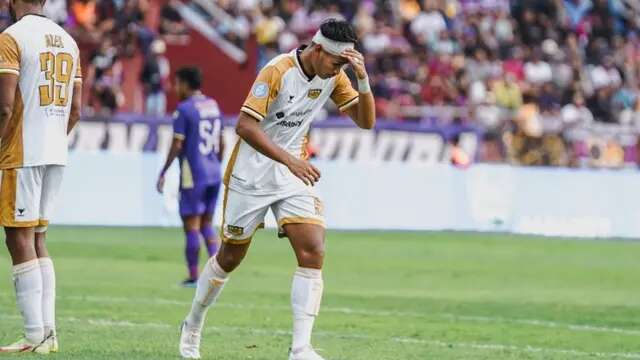 Striker Dewa United asal Kediri, Septian Satria Bagaskara, terpaksa tidak bisa melanjutkan pertandingan saat Dewa United FC melawan Persik Kediri pada laga pekan 21 BRI Liga 1 2023/2024, Sabtu (2/12/2023). Septian Satria Bagaskara harus ditarik keluar karena mengalami cedera. (Bola.com/Gatot Sumitro)