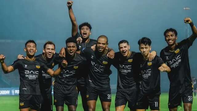 Para pemain Dewa United merayakan kemenangan 2-1 yang diraih di markas Persik Kediri, Stadion Brawijaya dalam laga pekan ke-25 BRI Liga 1 2024/2025, Sabtu (1/3/2025). (Dok. Dewa United)