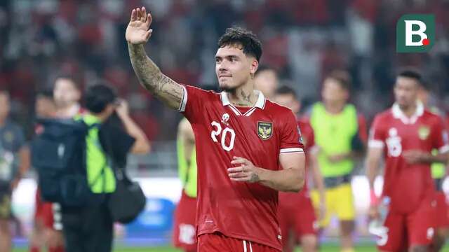 Selebrasi kemenangan pemain Timnas Indonesia, Shayne Pattynama setelah berakhirnya laga putaran pertama Kualifikasi Piala Dunia 2026 Zona Asia menghadapi Brunei Darussalam di Stadion Utama Gelora Bung Karno (SUGBK), Kamis (12/10/2023) malam WIB. Timnas Indonesia menang 6-0 atas Brunei Darussalam. (Bola.com/M Iqbal Ichsan)