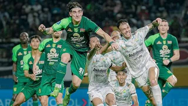 Duel udara dilakukan striker Persebaya, Dejan Tumbas, melawan gelandang Persib, Tyronne Del Pino, dalam laga BRI Liga 1 2024/2025 di Stadion Gelora Bung Tomo, Surabaya, Sabtu (1/3/2025). (Dok. Persebaya)
