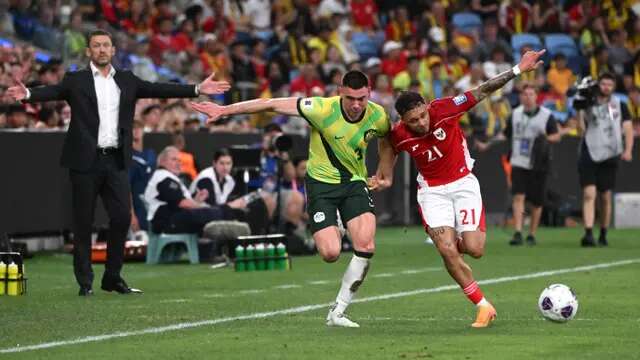 Pemain Timnas Indonesia, Dean James bertarung untuk memperebutkan bola dengan pemain Timnas Australia, Lewis Miller dalam laga ketujuh Grup C putaran ketiga Kualifikasi Piala Dunia 2026 di Sydney Football Stadium, Kamis (20/3/2025). (AFP/Saeed Khan)