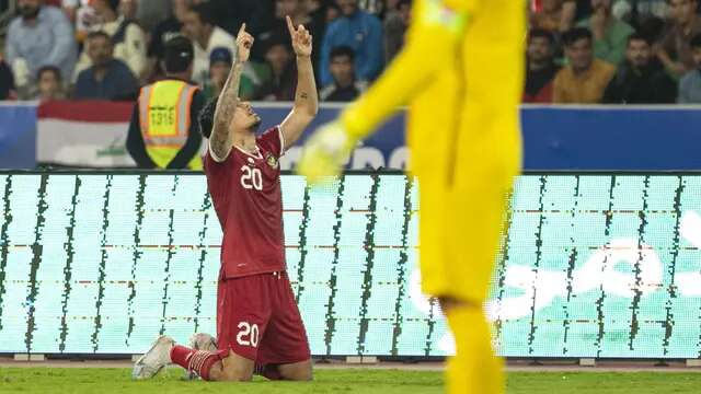 Selebrasi pemain Timnas Indonesia, Shayne Pattynama setelah mencetak gol ke gawang Timnas Irak dalam laga pertama Grup F Kualifikasi Piala Dunia 2026 di Basra International Stadium, Irak, Kamis (16/11/2023) malam WIB. (AFP/Hissein Faleh)