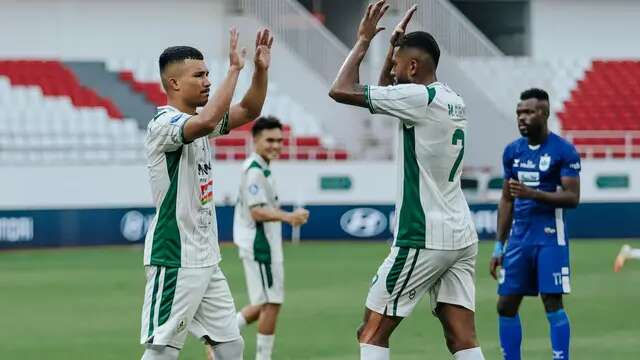 Pelatih PSS Sleman, Gustavo Tocantins (kiri), berhasil mencetak dua gol saat timnya menang 2-1 atas PSIS Semarang pada laga pekan ke-32 BRI Liga 1 musim ini di Stadion Jatidiri, Semarang, Jumat (9/5/2025) sore WIB. (dok. PSS Sleman)