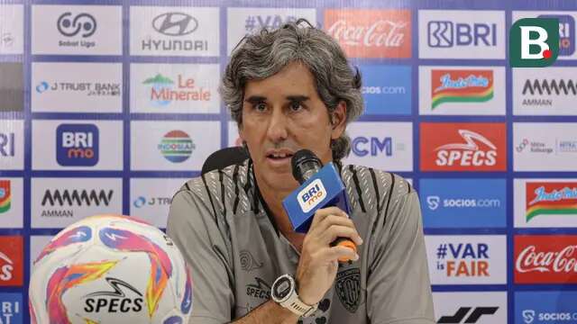 Pelatih Bali United, Stefano Cugurra, saat hadir sesi pre match press conference laga Persija Jakarta melawan Bali United di Jakarta International Stadium pada Jumat (09/05/2025). (Bola.com/Abdul Aziz)