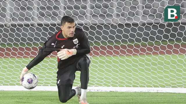 Emil Audero Mulyadi menjalani sesi latihan bersama Timnas Indonesia di Stadion Madya, GBK, Jakarta, Minggu (23/3/2025) malam. (Bola.com/M. Iqbal Ichsan).